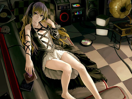 Обои на рабочий стол Мариса Кирисамэ / Marisa Kirisame из серии игр и аниме Тохо / Touhou лежит на диване в комнате с музыкальным центром и золотым граммофоном, с дисками и пластинками, и слушает музыку в наушниках