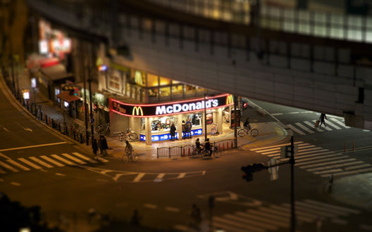 Обои на рабочий стол Городская улица, McDonald`s