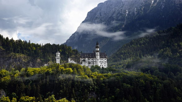Обои на рабочий стол Замок Нойшванштайн / Schlob Neuschwanstein около городка Фюссен в юго-западной Баварии, Германия