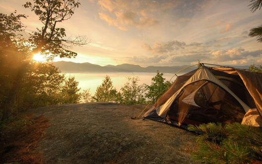 Обои на рабочий стол Палатка с видом на закат над озером