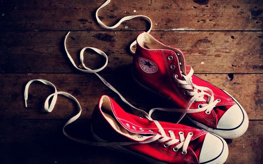 Обои на рабочий стол Красные кеды (Converse all star)