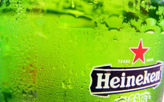 Обои на рабочий стол Наклейка на запотевшем бокале с пивом Heineken