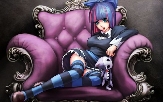 Обои на рабочий стол Чулка из аниме 'Труська, Чулко и пресвятой Подвяз / Panty & Stocking with Garterbelt' сидит в кресле с игрушкой