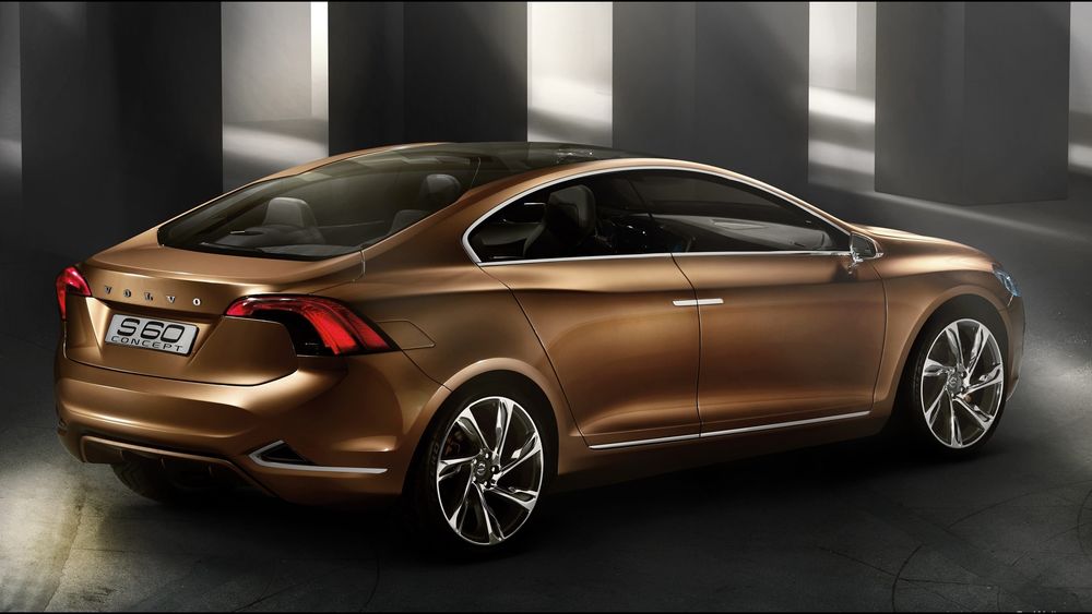 Обои для рабочего стола Красивая VOLVO / Вотльво стоит возле колон