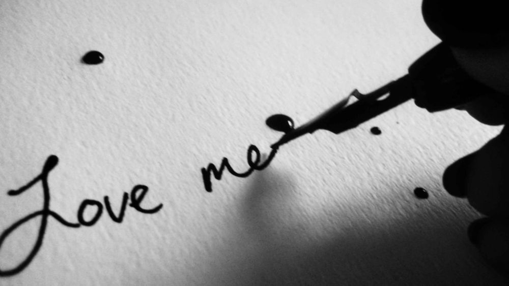 Обои для рабочего стола Надпись пером (Love me)