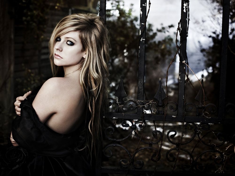 Обои для рабочего стола Avril Lavigne / Аврил Лавинь в готическом стиле