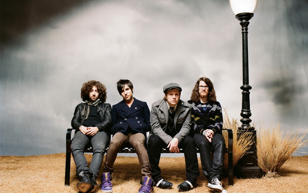 Обои для рабочего стола Группа Fall Out Boy на скамейке