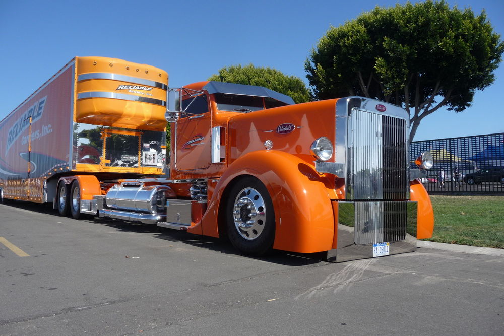 Обои для рабочего стола Блестящий оранжевый грузовик (Reliable)