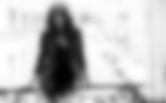 Обои на рабочий стол Бразильская модель Эммануэла де Паула / Emanuela de Paula  в нижнем белье и пиджаке стоит на балконе с кованными перилами
