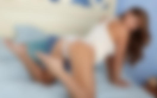 Обои на рабочий стол Девушка в майке и в трусиках