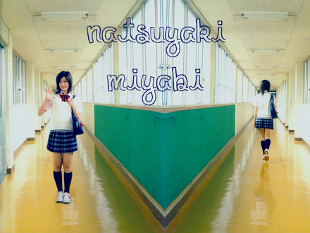 Обои на рабочий стол Натсуяки Мияби / Natsuyaki miyabi из японской группы Berryz Koubou в школьной форме