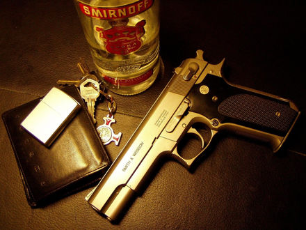 Обои на рабочий стол Последние сборы-зажигалка Zippo, револьвер Smith & Wesson, бумажник, водка Smirnoff, связка ключей