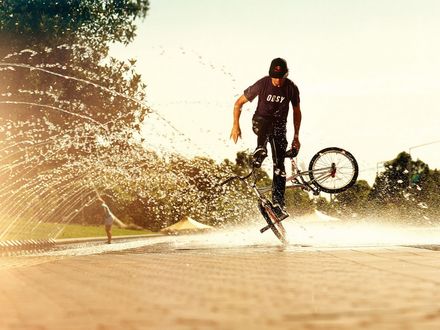 Обои на рабочий стол Парень на BMX под брызгами