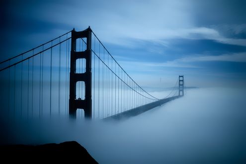 Обои на рабочий стол Мост Золотые ворота / Golden Gate в Сан-Франциско / San-Francisco, USA / США в дымке утреннего тумана