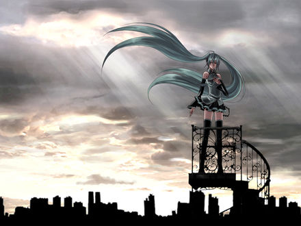 Обои на рабочий стол Vocaloid Hatsune Miku / Вокалоид Хатсуне Мику стоит на лестнице, на фоне неба, затянутого тучами, сквозь которые пробиваются лучи света, и силуэтов многоэтажек, на закате