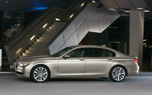 Обои на рабочий стол 2009 BMW 7 Series у пандуса