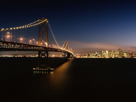 Обои на рабочий стол США, Сан-Франциско, Мост через залив / USA, San Francisco, Oakland Bay Bridge - Мост, тянущийся к городу, ярко освещенному вечерними огнями,