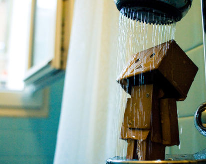 Обои на рабочий стол Данбо (Danbo) стоит под душем и смотрит на верх