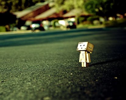 Обои на рабочий стол Данбо / Danbo стоит на дороге и смотрит вдаль