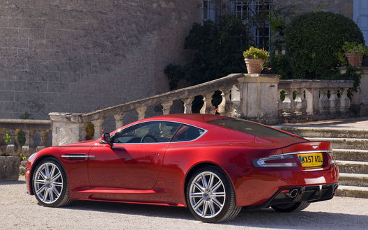 Обои на рабочий стол Aston Martin DBS V12 стоит у лестницы