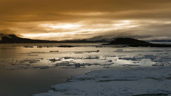Обои на рабочий стол Замёрзшее море на закате