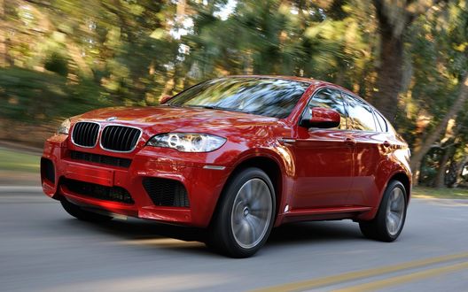 Обои на рабочий стол BMW X6 M на дороге