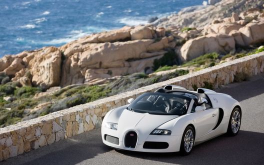 Обои на рабочий стол Bugatti Veyron cabrio едет по дороге, идущей вдоль побережья