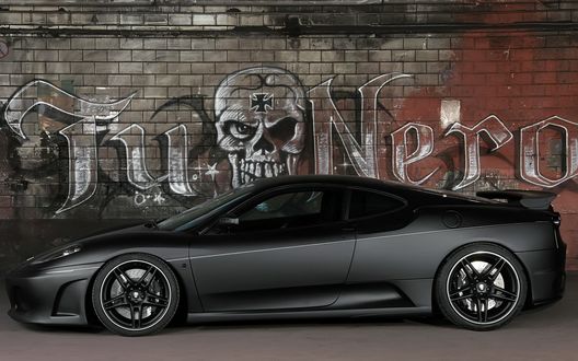 Обои на рабочий стол Ferrari F430 надпись на стенеTu Nero