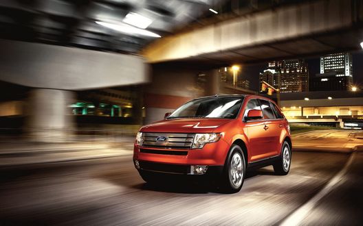 Обои на рабочий стол Ford Edge гонит ночью на дороге в центре города