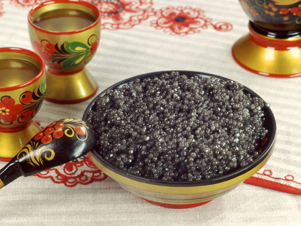 Обои на рабочий стол Русская кухня - чёрная зернистая икра и водка, в посуде с хохломской росписью