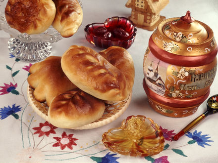 Обои на рабочий стол Русская кухня - булки с клубничным вареньем и мёдом