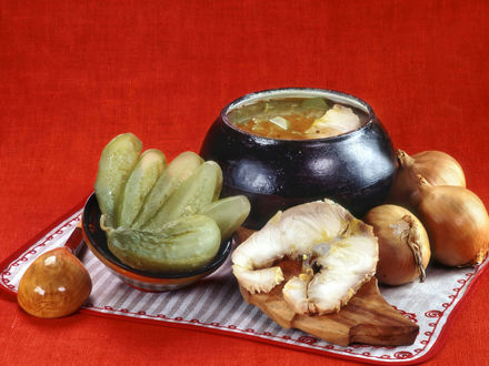 Обои на рабочий стол Русская кухня. Рассольник из осетрины, рядом-огурчики солёные, луковицы, кусок осетринки