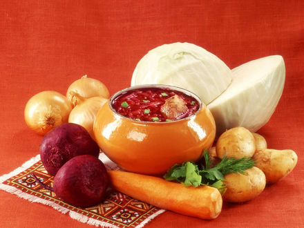 Обои на рабочий стол Русская кухня. Борщ, рядом продукты, нужные для его приготовления - свекла, морковь, картофель, лук, капуста, зелень