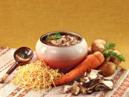 Обои на рабочий стол Русская кухня. Грибной суп с лапшой, рядом с горшочком - домашняя лапша, сушеные белые грибы, морковь, картофель и веточка укропа
