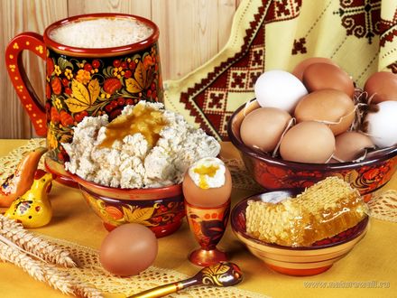 Обои на рабочий стол Русская кухня. Пасха, рядом то, что нужно, чтобы ее приготовить-яйца, мед в сотах, творог