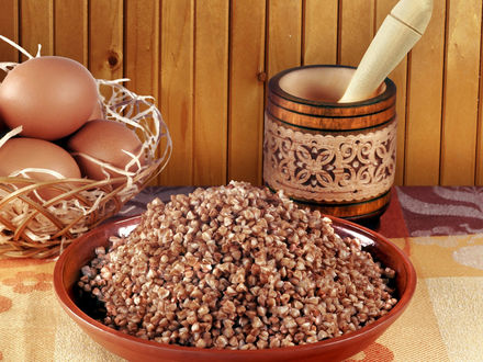 Обои на рабочий стол Русская кухня. Разваристая гречневая каша, рядом яйца топлёное масло