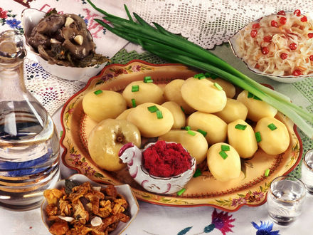 Обои на рабочий стол Русская кухня. Стол ломится от закусок-тут и солёные грузди, и квашенная капуста с клюквой, и варёная, с пылу-жару карошечка, и зелёный лучок,и хренок, и лисички маринованные, и мочёные яблочки, и конечно, ко всему этому, студёная, аж зубы ломит, водочка