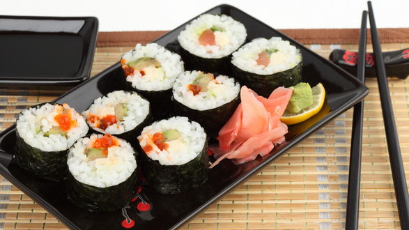 Обои на рабочий стол Японская кухня: роллы, маринованный имбирь и дольки лимона на черном подносе
