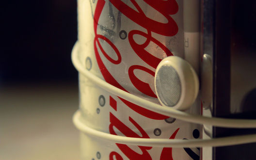Обои на рабочий стол Баночка Coca-Cola и iPod с наушниками