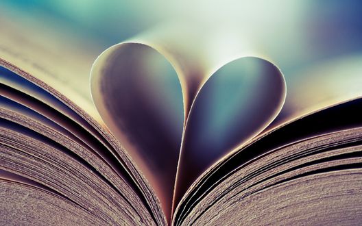 Обои на рабочий стол Страницы книги сложены сердечком