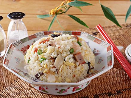 Обои на рабочий стол Рис с мясом и овощами в красивой тарелке, рядом палочки для еды
