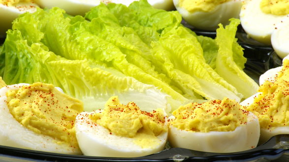 Обои на рабочий стол Фаршированные яйца на пекинской капусте
