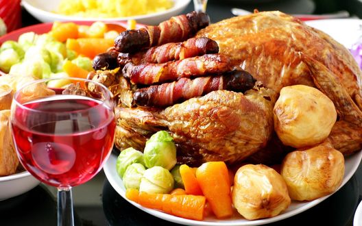 Обои на рабочий стол Запеченый картофель с курицей, овощи и бокал красного вина