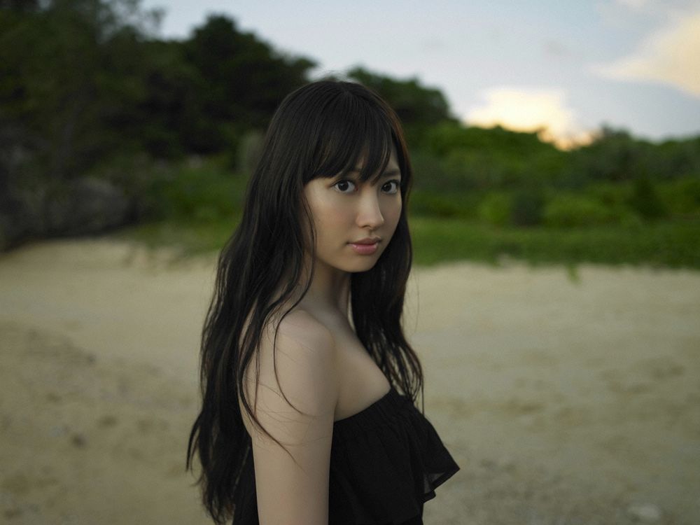 Обои для рабочего стола Коджима Харуна / Kojima Haruna в чёрном платье на пляже