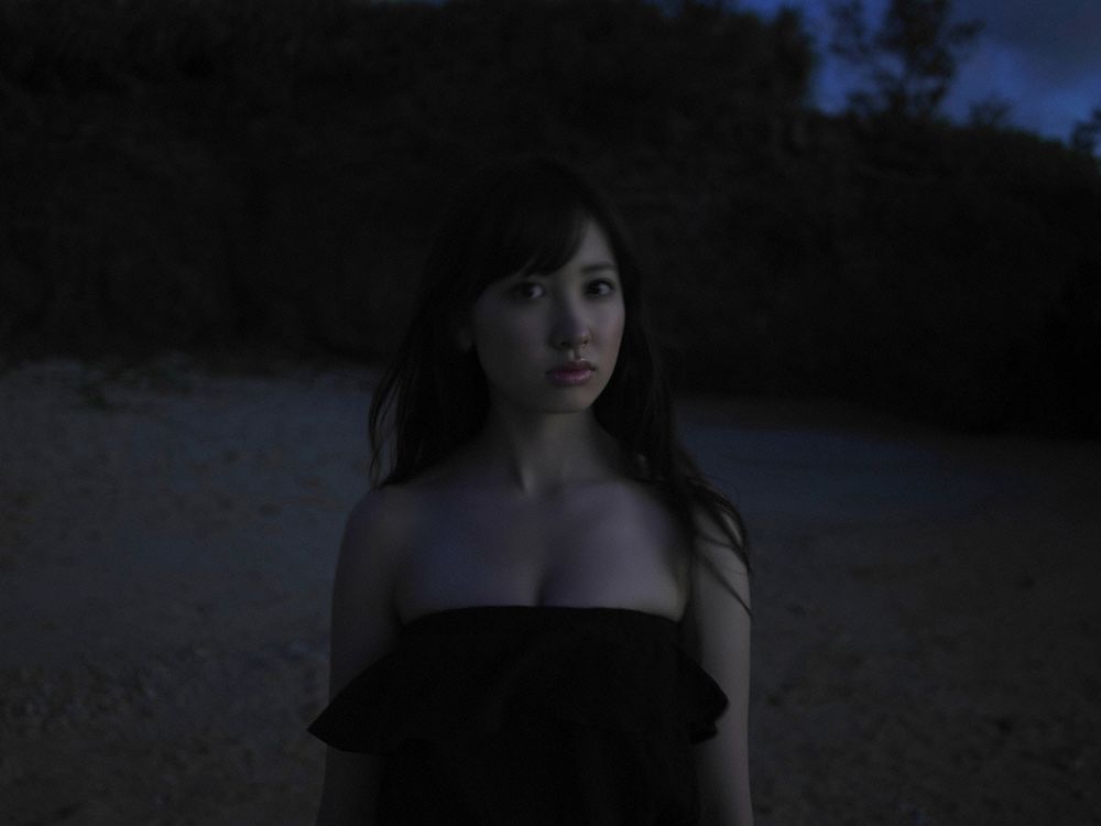 Обои для рабочего стола Коджима Харуна / Kojima Haruna в чёрном платье на пляже