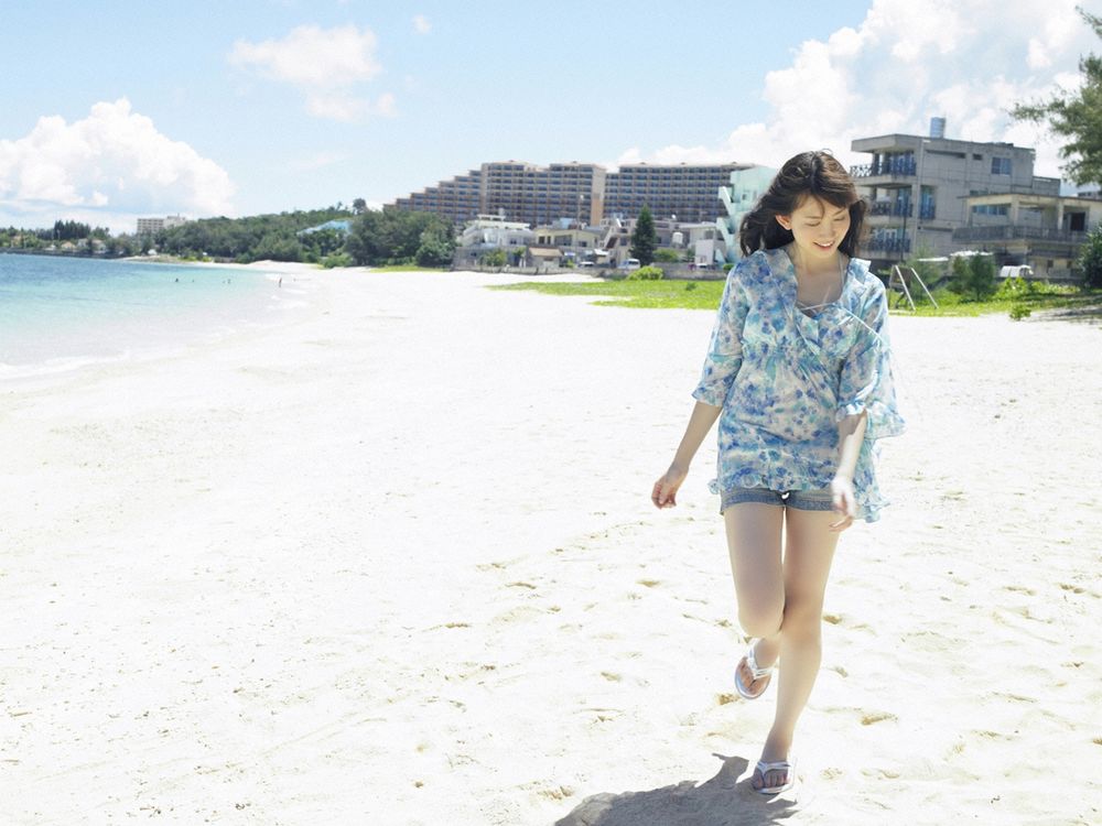 Обои для рабочего стола Коджима Харуна / Kojina Haruna гуляет по пляжу
