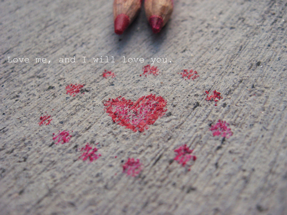 Обои для рабочего стола Красными карандашами на полу нарисовано сердце (Love me, and I will love you)