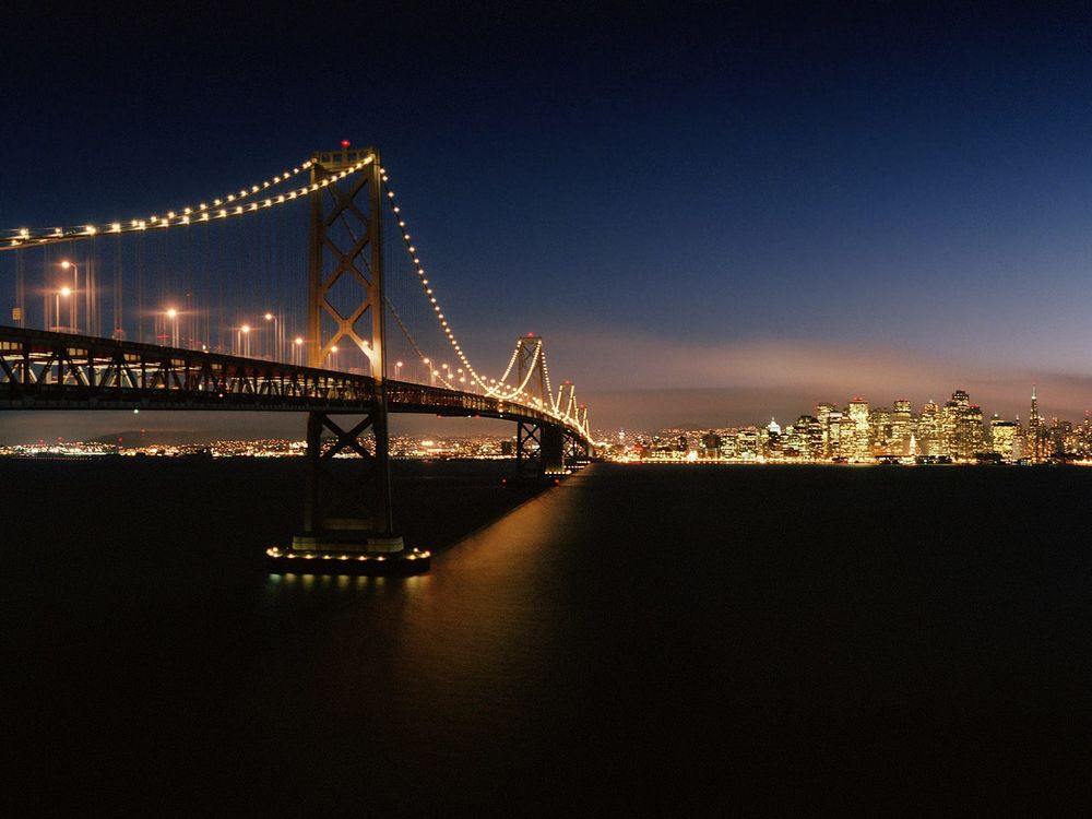 Обои для рабочего стола США, Сан-Франциско, Мост через залив / USA, San Francisco, Oakland Bay Bridge - Мост, тянущийся к городу, ярко освещенному вечерними огнями,