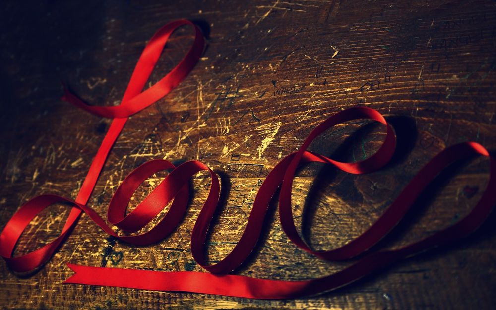 Обои для рабочего стола Надпись (LOVE) из красной ленточки