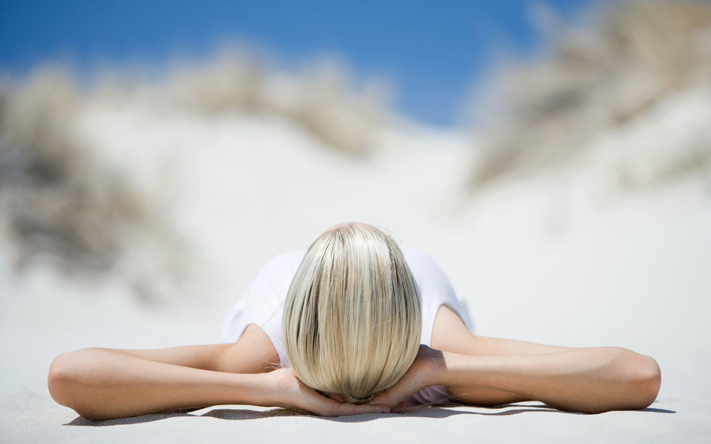 Обои для рабочего стола Блондинка лежит на земле, relax